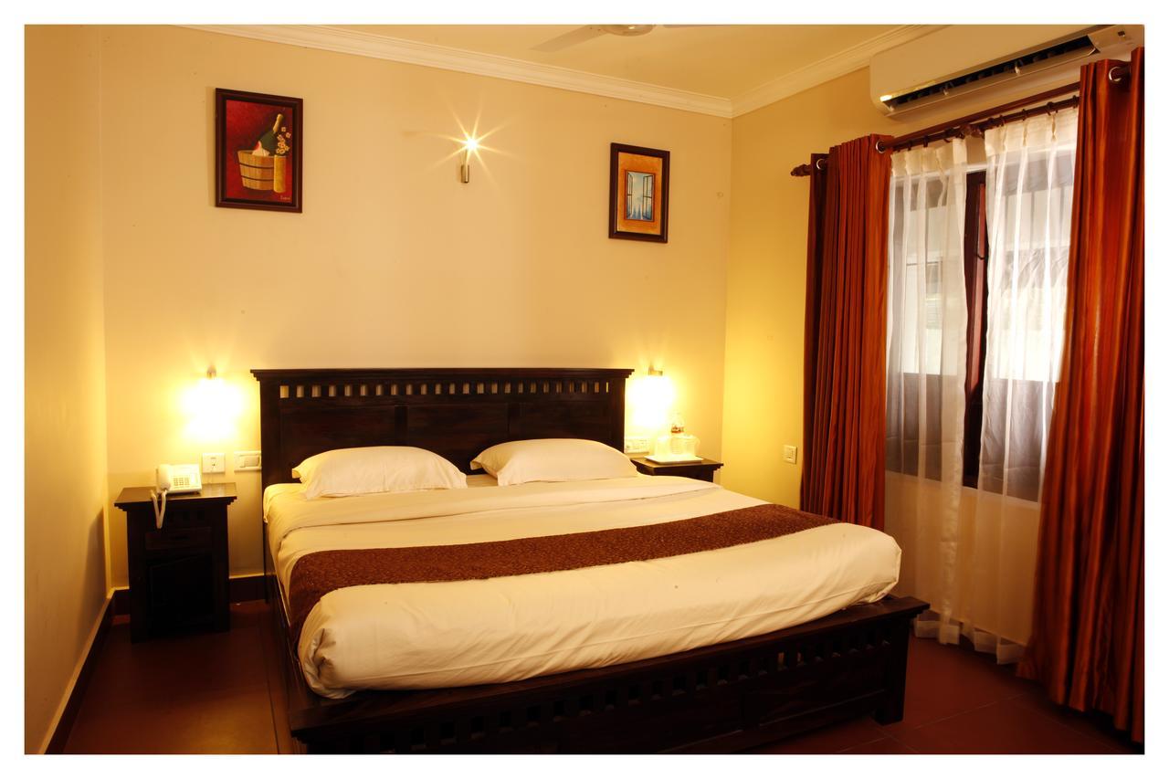 ホテル トラヴァンコール パレス Alappuzha エクステリア 写真